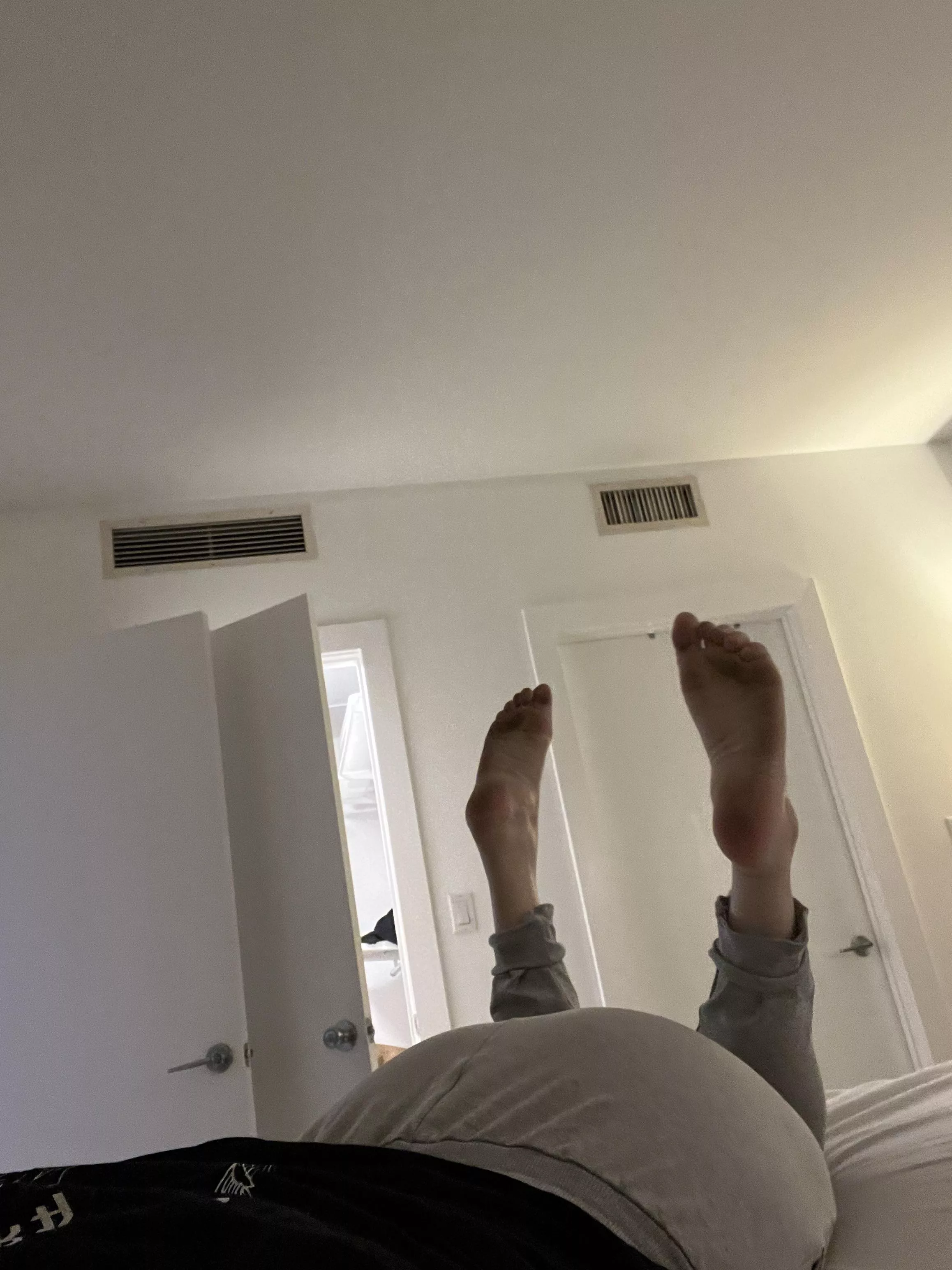 Do u like girls with pretty feet and big butts 🥰