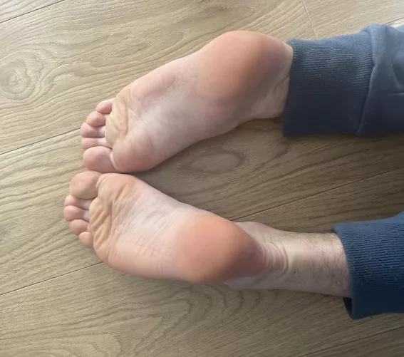 do u like my sweaty soles? 🦶🏻