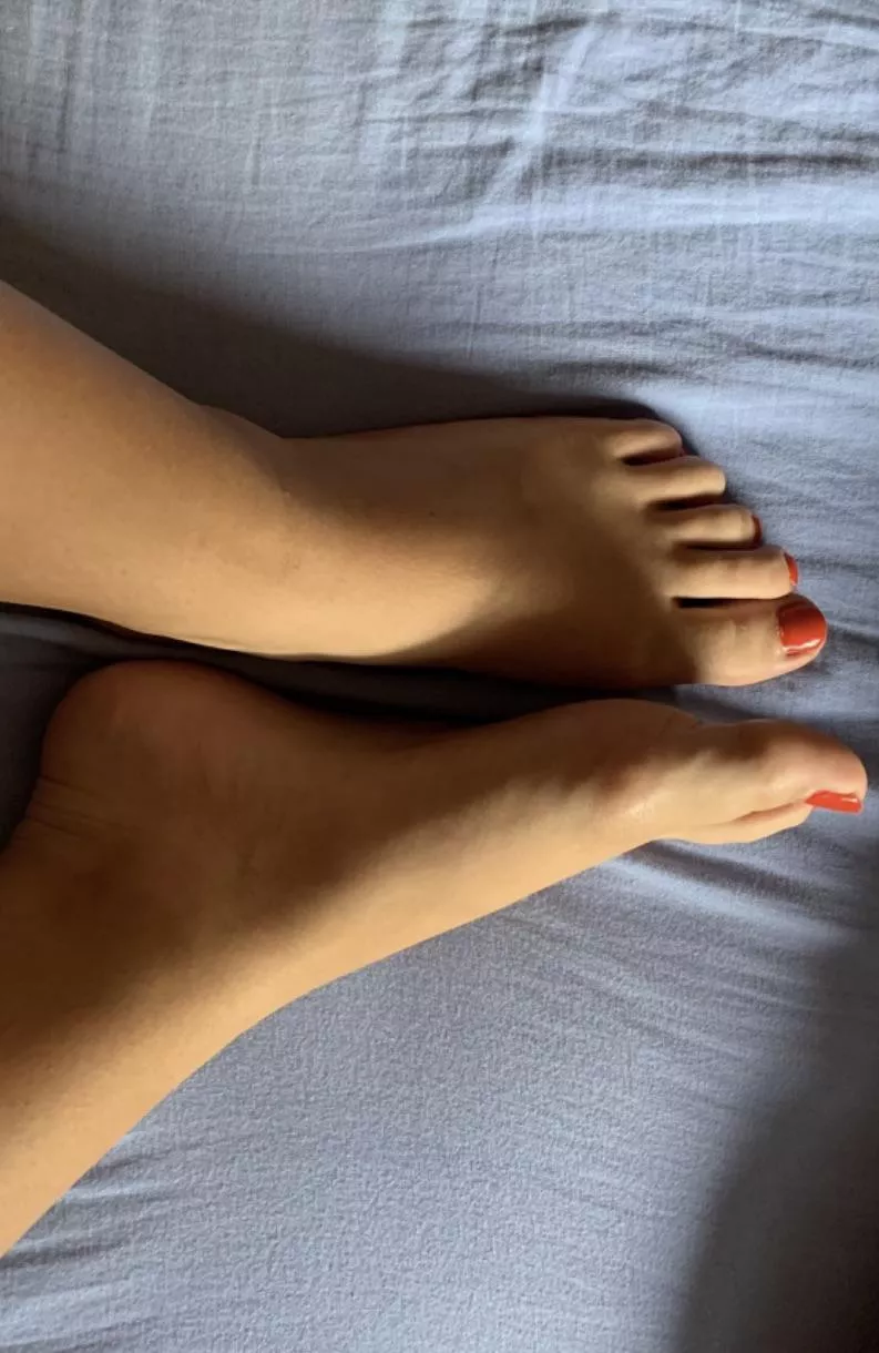 Do you guys like my feet? 🥵👣