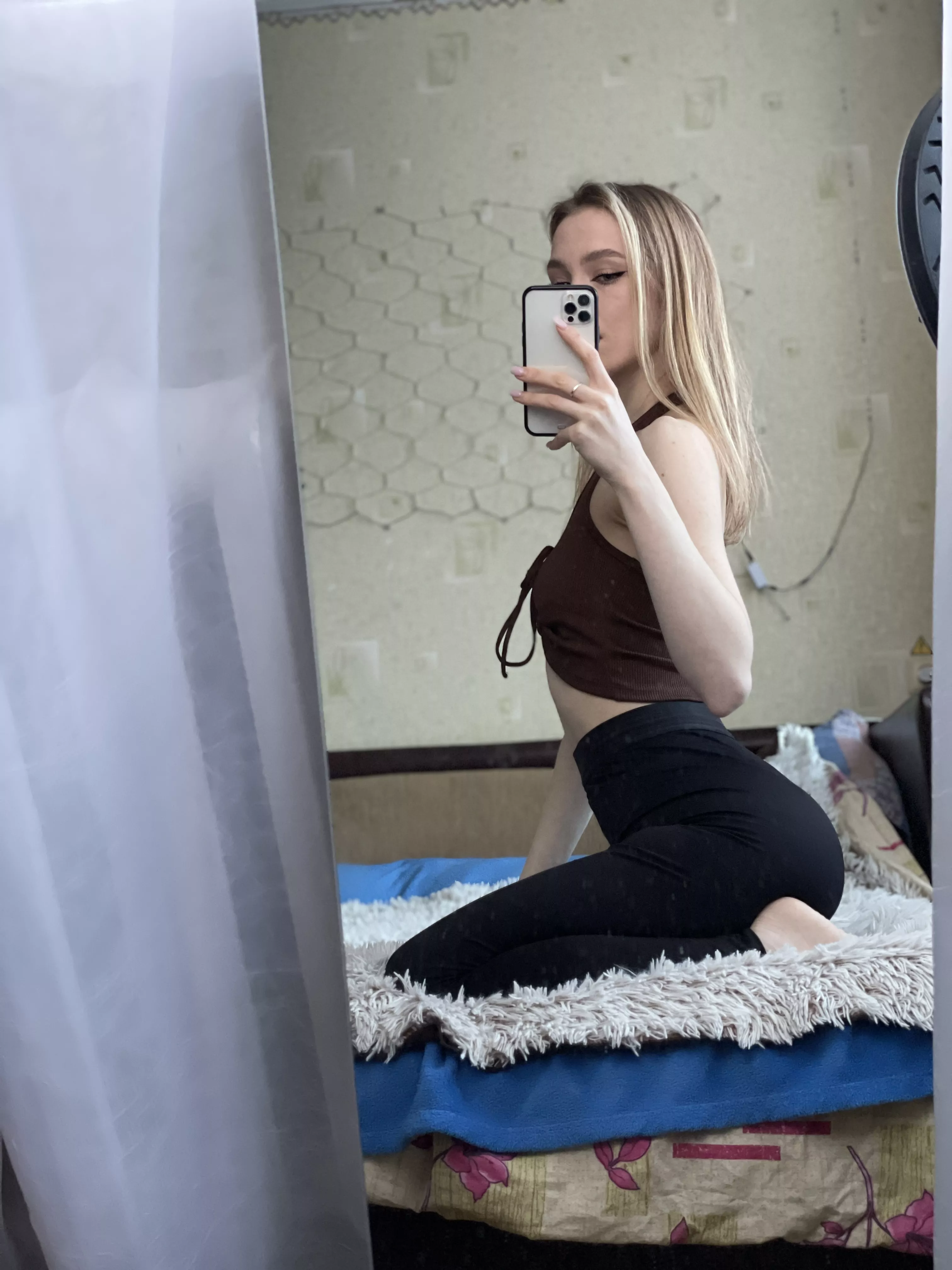 Do you like me in these yoga pants?🍑