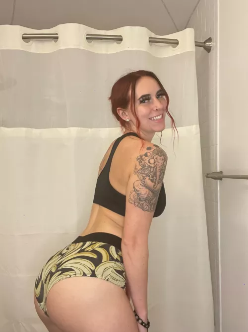 Do you like my cute little butt? π