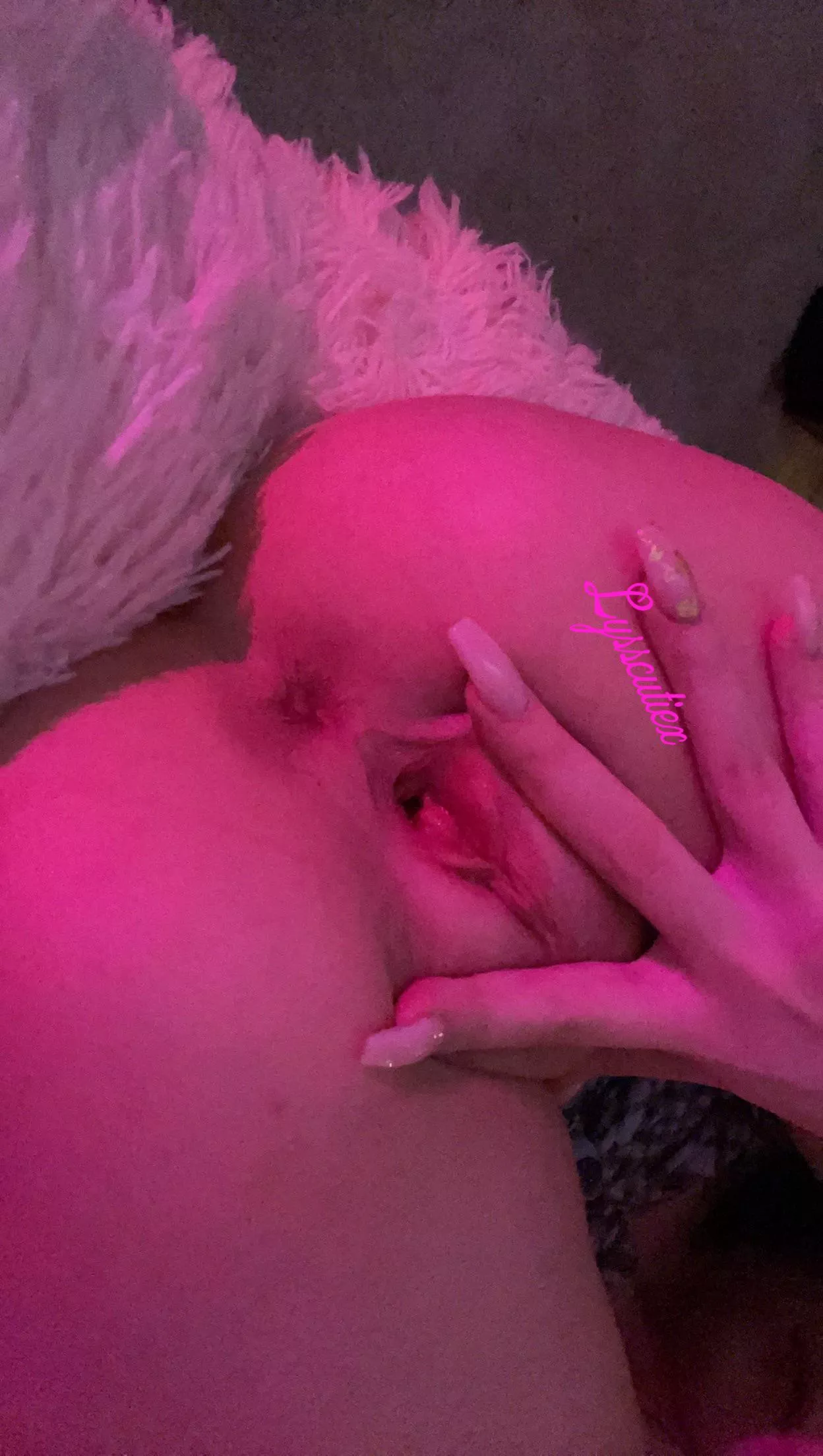 Do you like my pretty pink lips? (5’1, 85lbs)