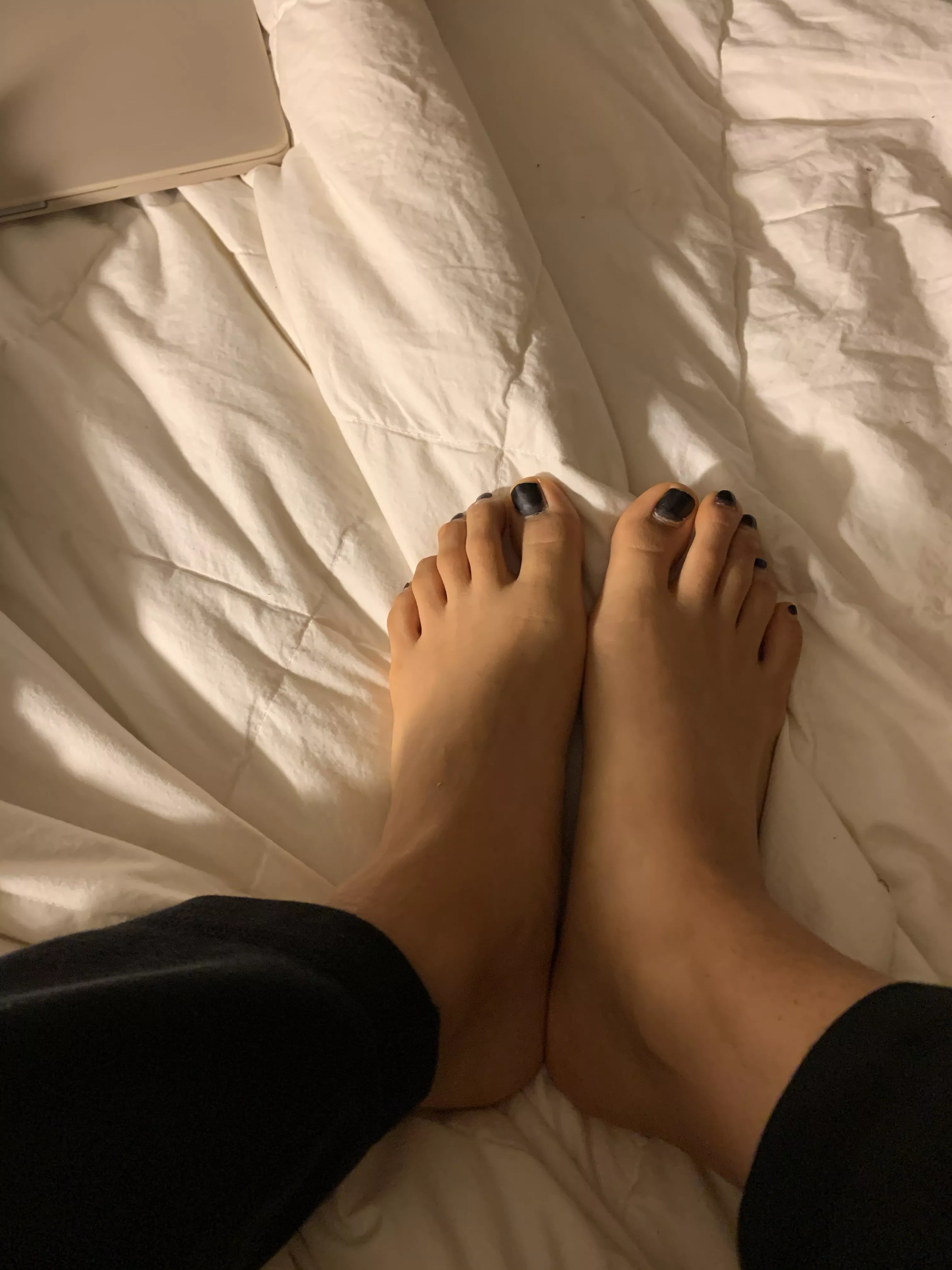 Do you like my toes? Ready to slip on any pair of socks for you! [asianfeet] [asian] [Japanese] [Japanesefeet] [toes] [cutetoes] [sweatyfeet]