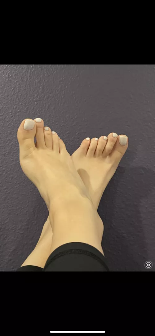 Do you want a footjob from my toes?!