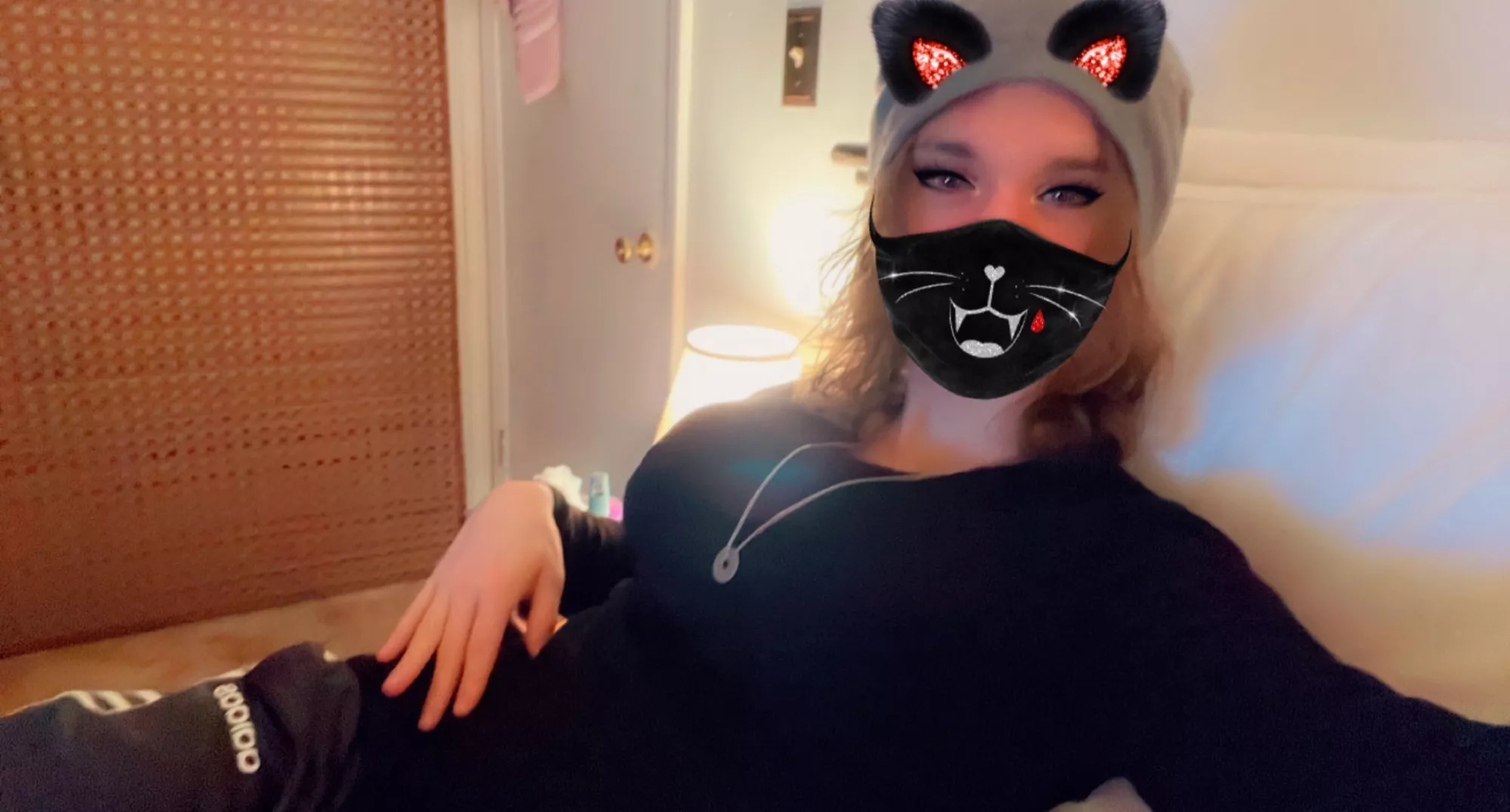 Do you want to come watch Netflix and listen to the rain?♥️⛈🌈