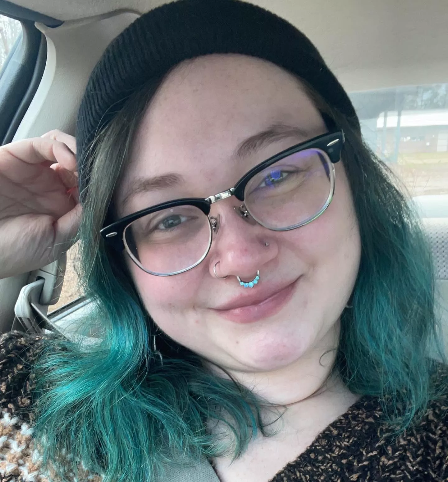 Does anyone even take car selfies anymore? 😅