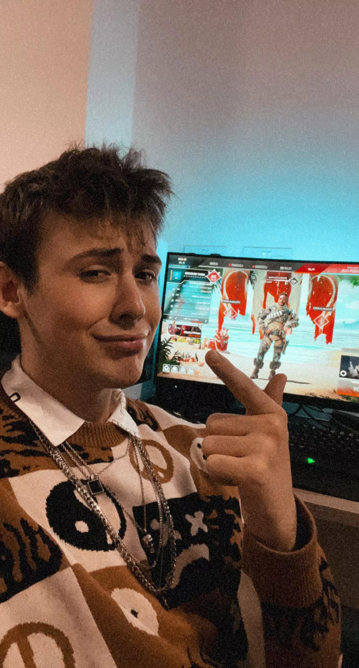 Does anyone play apex 💀😂 Does anyone play apex 💀😂