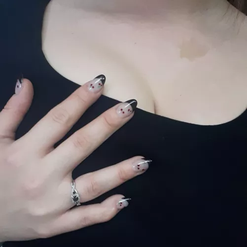 Does black excite you like it does me? 🖤