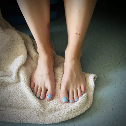 Does blue suit me? 🦶🏼