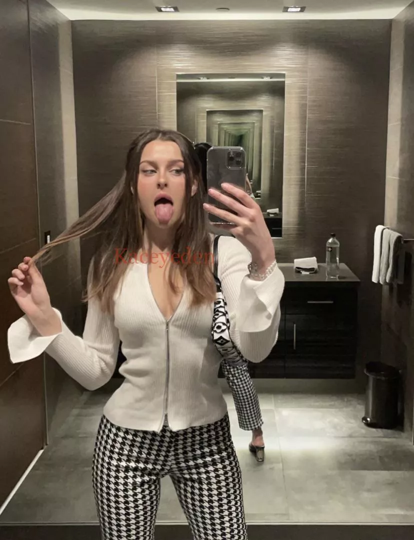 Does this look like a face you'd want to cum on so I can swallow daddys cum😋🥹