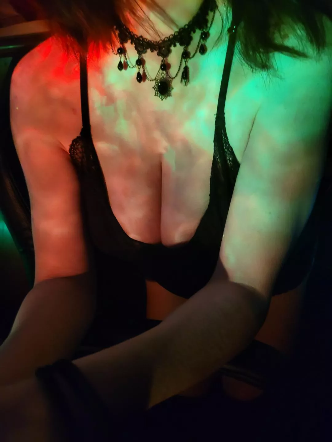 Does this necklace makes me look sexy?? 😈