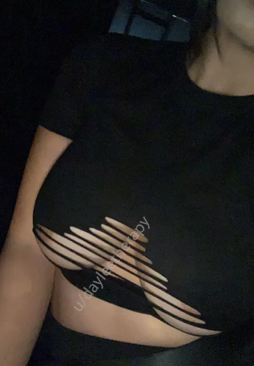 Does this sorta count as underboob? 😈