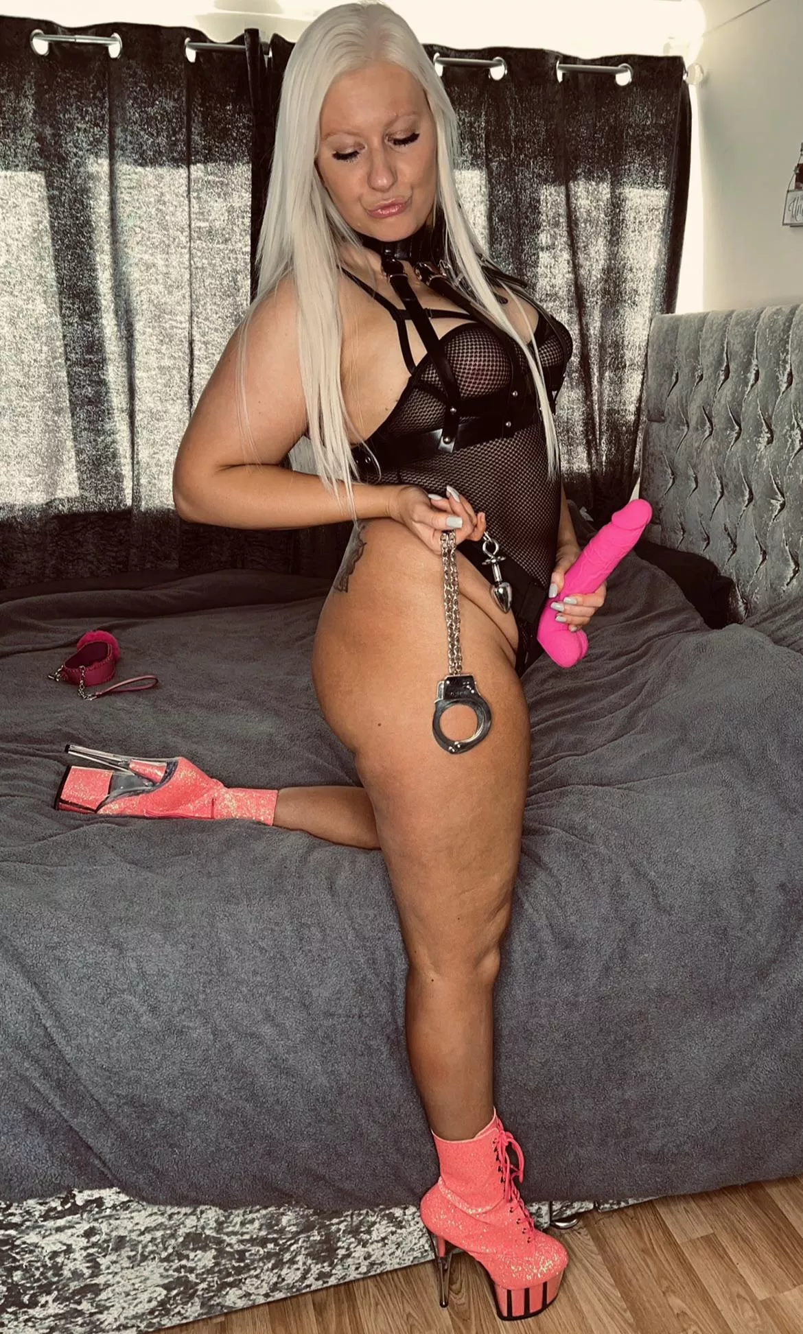 [domme] Hands behind your back, face down and ass up, that’s how mistress likes to see your vulnerable little boi pussy