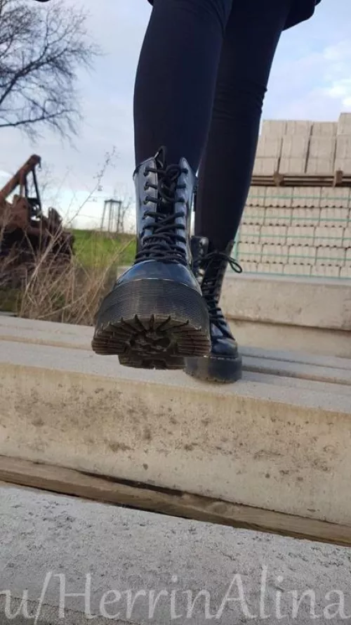 [domme] just imagine, to feel this sole between your legs... i know: love hurts...💔