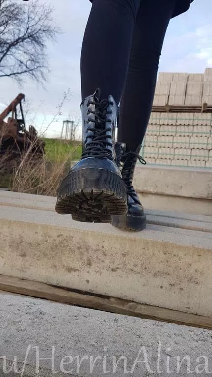 [domme] just imagine, to feel this sole between your legs... i know: love hurts...💔