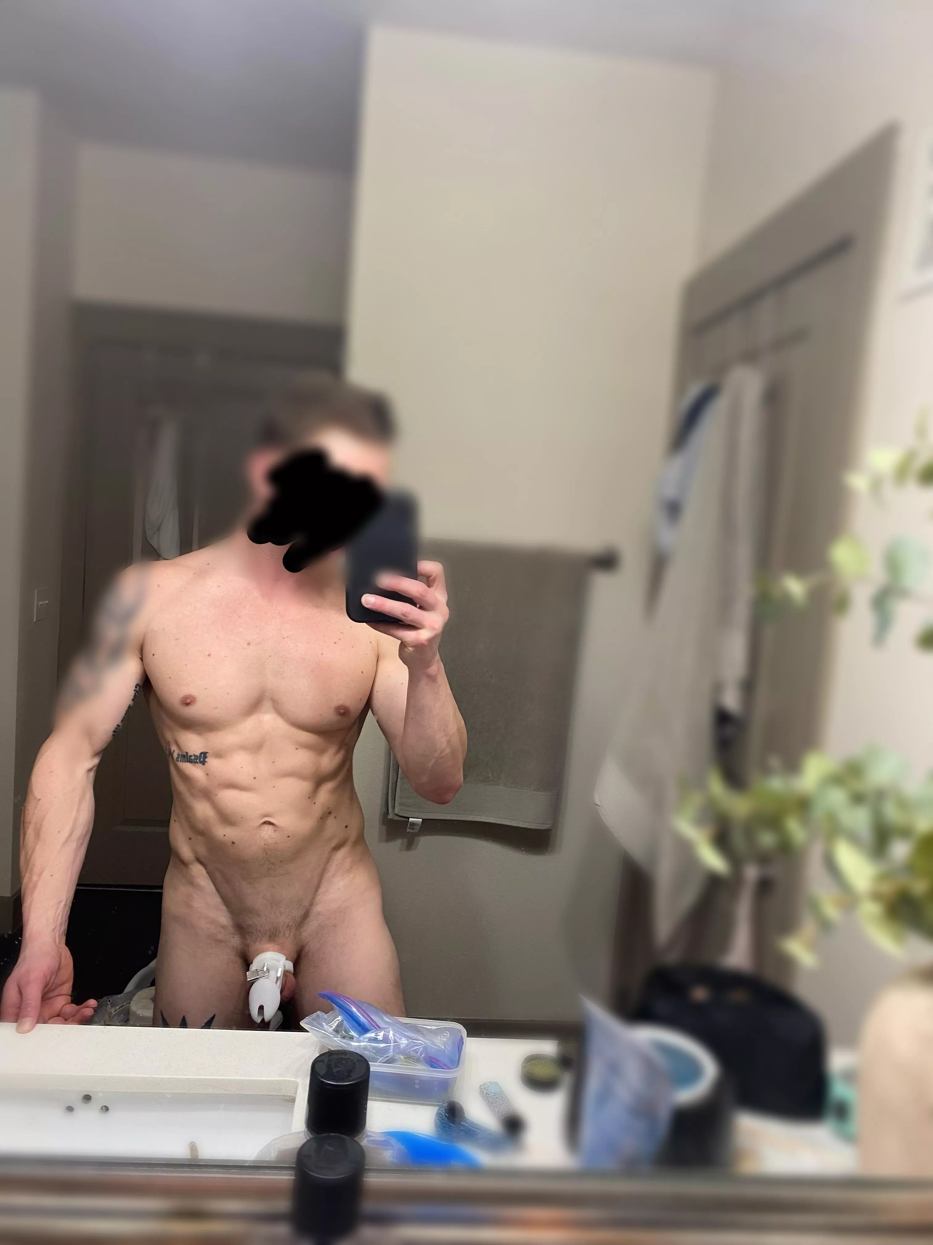 Don't let muscles fool you, I'm a bi sissy cuck who loves BBC 💁🏼‍♂️