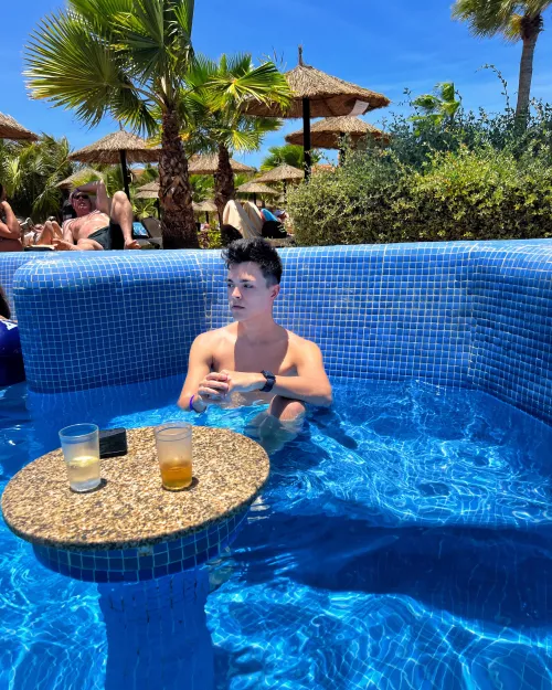 Don’t mind me just drinking cocktails at the swim up bar 🍹 ☀️