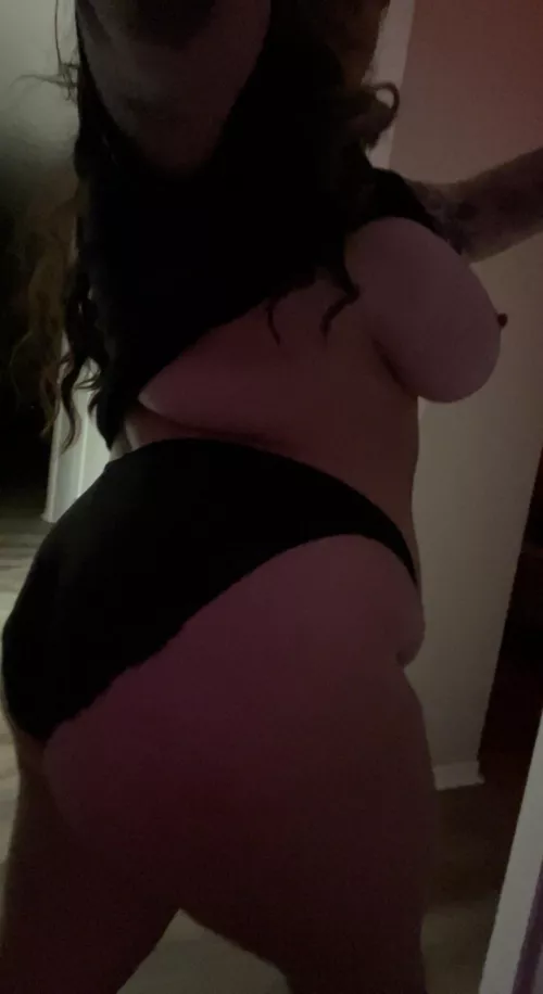 Don’t mind my mom belly, but some ass and side boob for ya😋