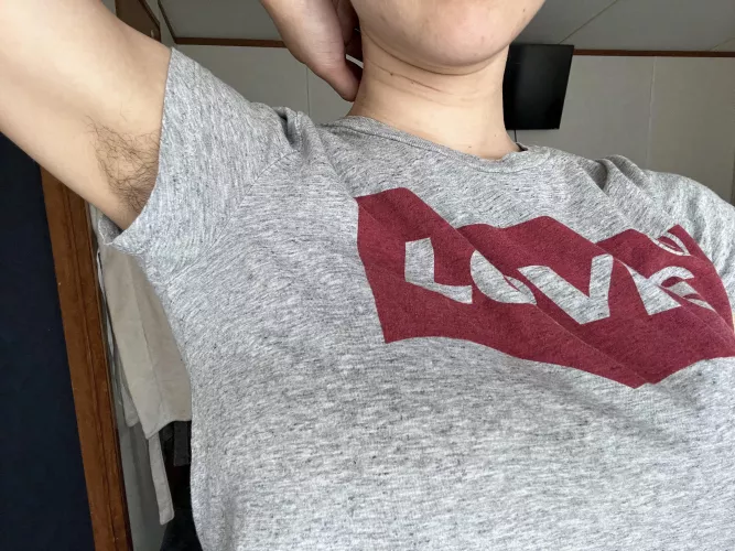 Don’t ya just love catching glimpses of hairy pits?💚