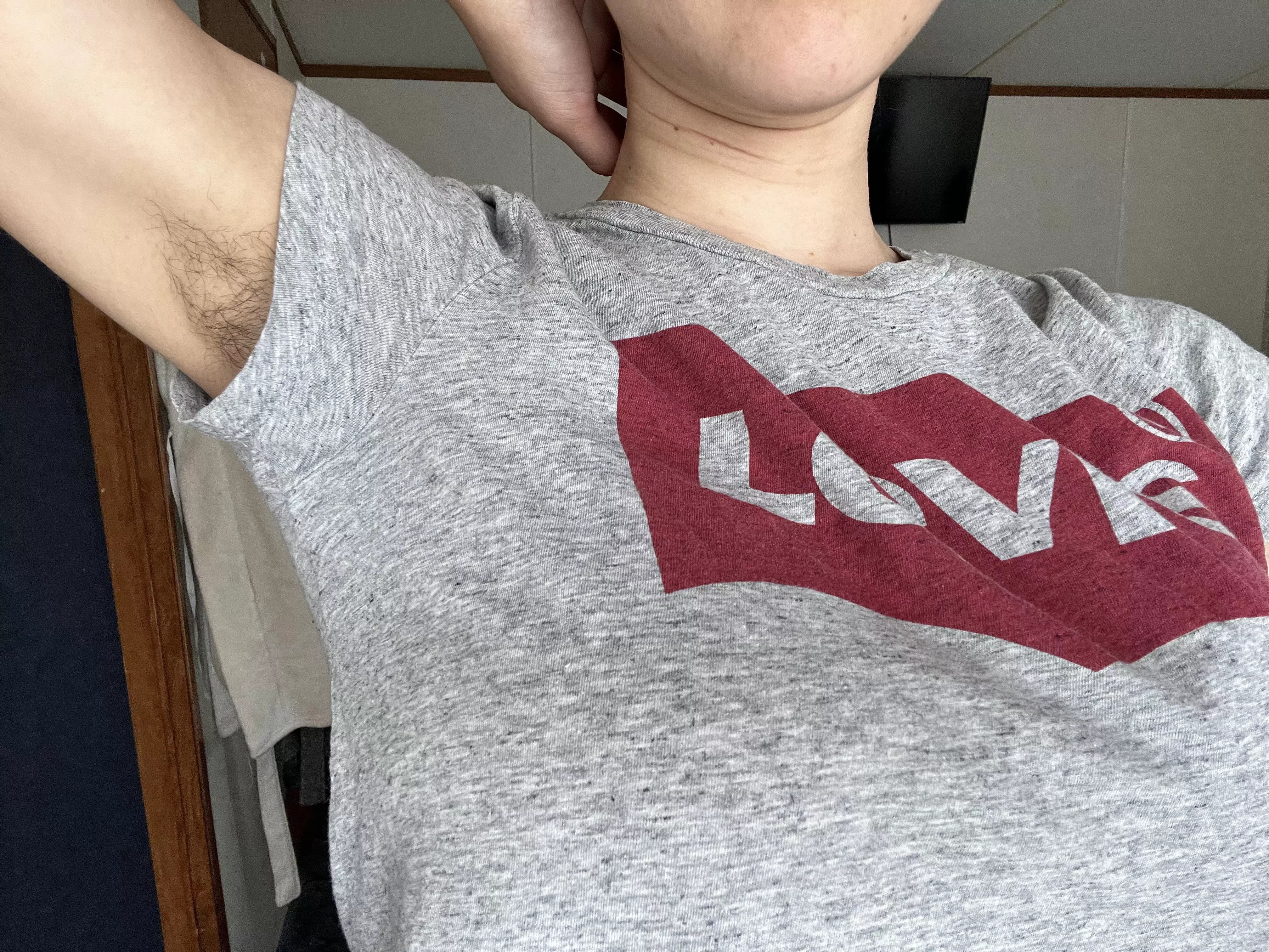 Don’t ya just love catching glimpses of hairy pits?💚