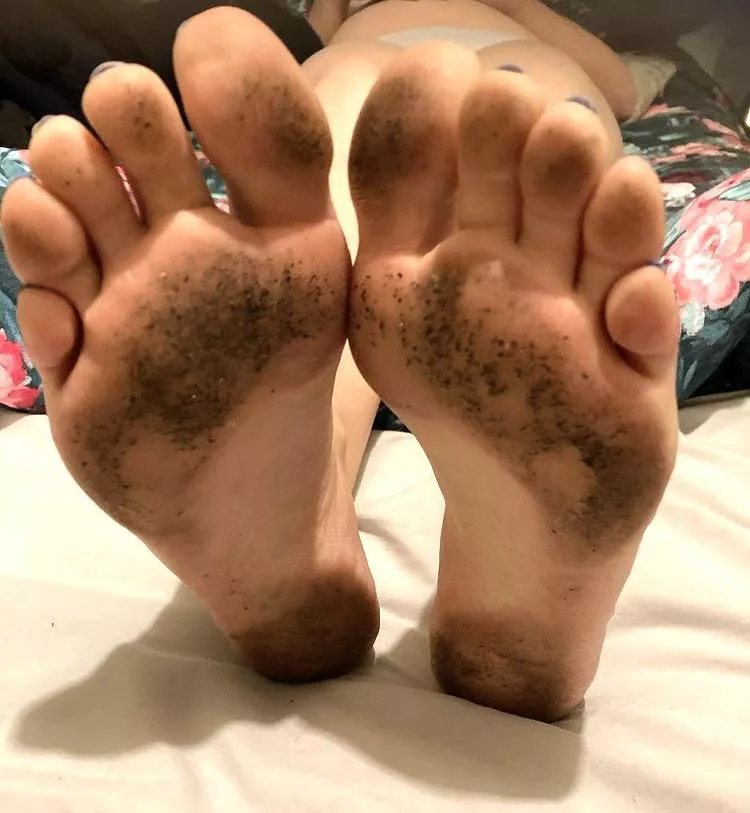 Don’t you just love looking at girls dancing barefoot at weddings all night? Well this is the end result when she finally falls on her hotel bed! Do you watch too??