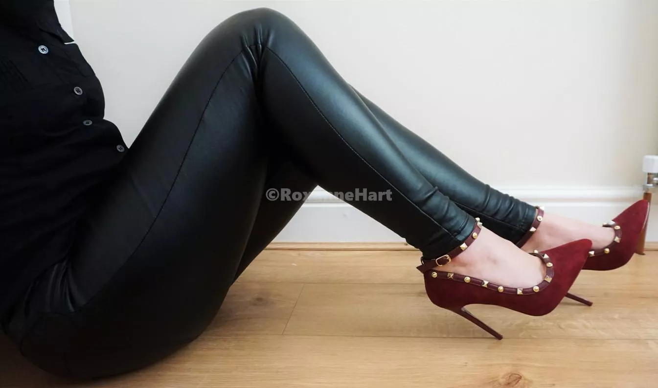 Dressed and ready for some bank holiday shopping. Love these leather leggings and heels.