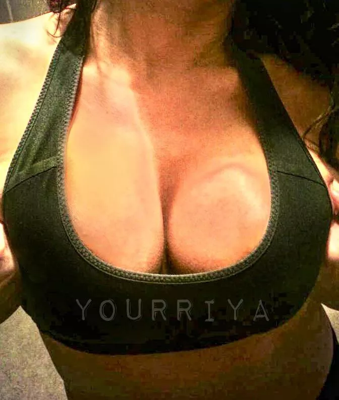 early morning hitting the gym , ps:- i wear a jacket above this😄😄 [F]