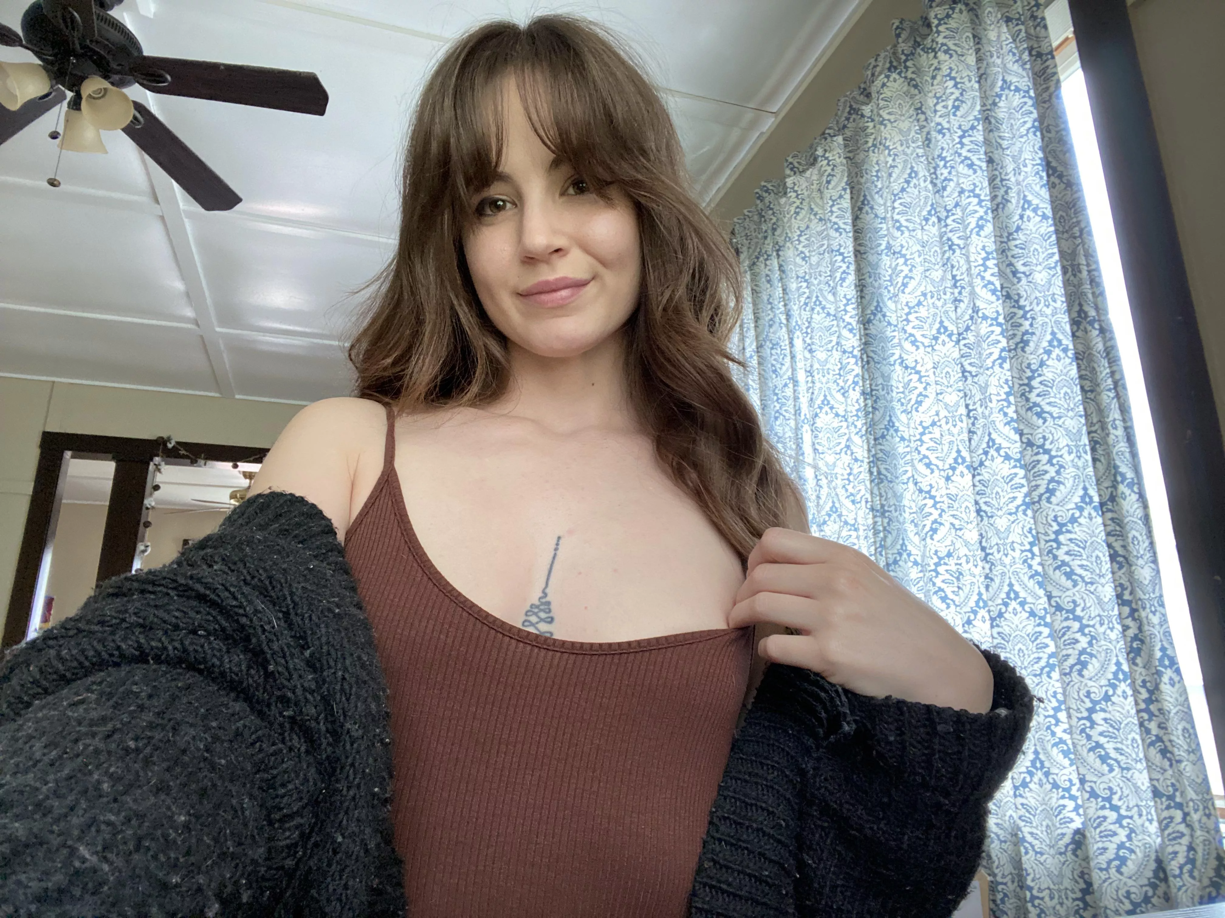 Easy access to my tiny titties for you 😘