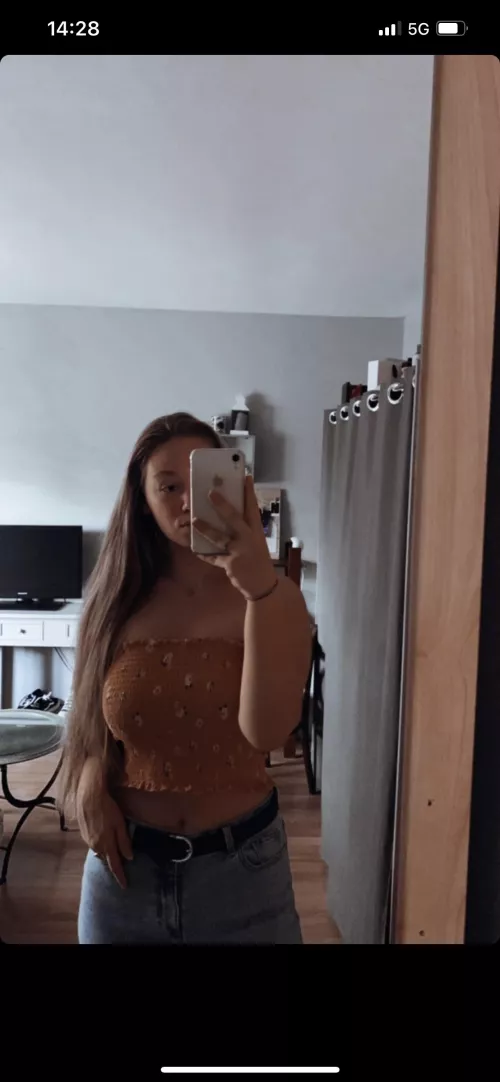 Elle porte un soutif ou elle n’en porte pas ? Venez me donner sa taille de poitrine en dm et en parler