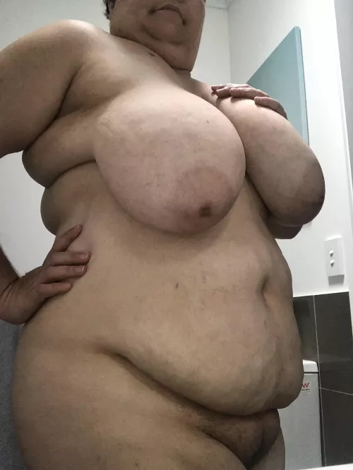 (F), 36, 165cm. 120kg I think. Feeling a bit insecure lately. Deleted my previous account.
