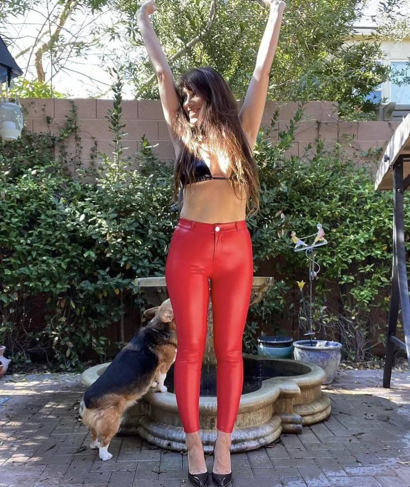 [f] Do you like my latex dressing 😍