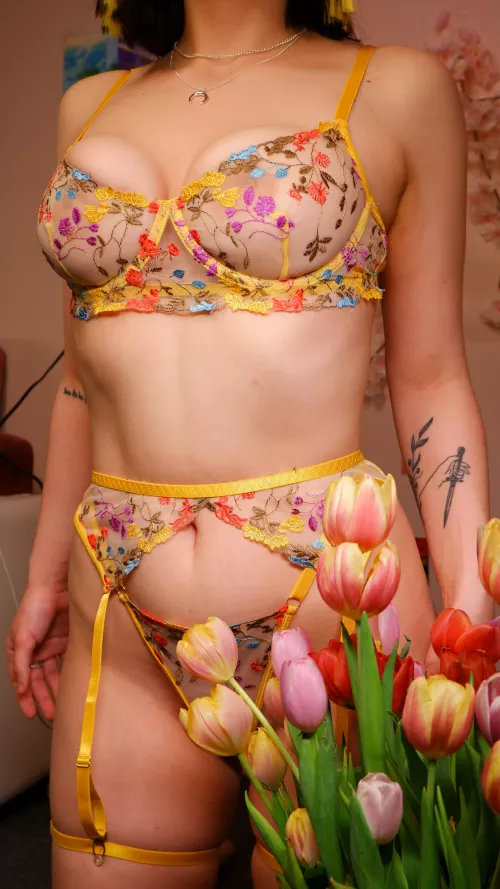 [F] Do you think I look cute in my new spring set?