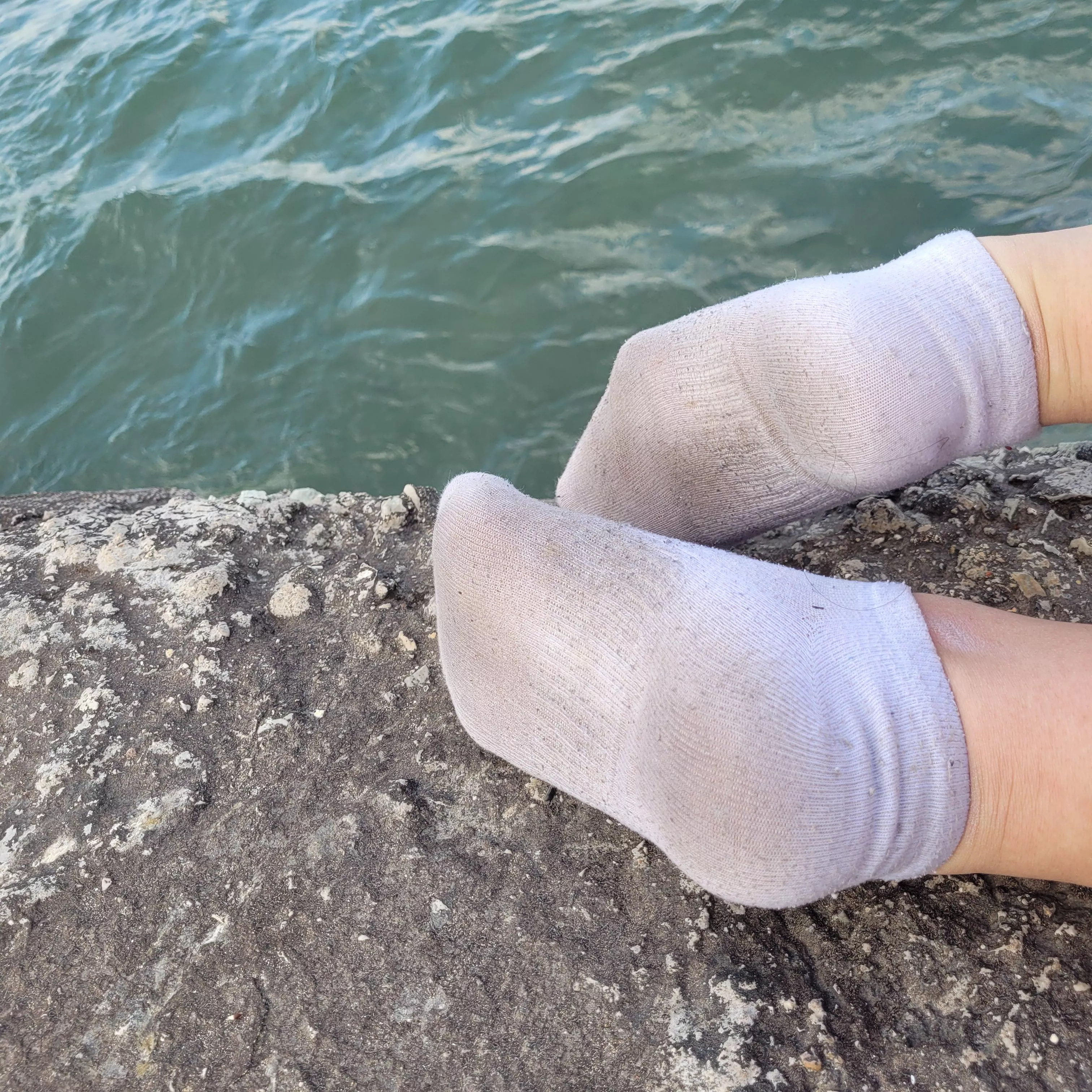 [f] goodnight from me and the waves 🌊