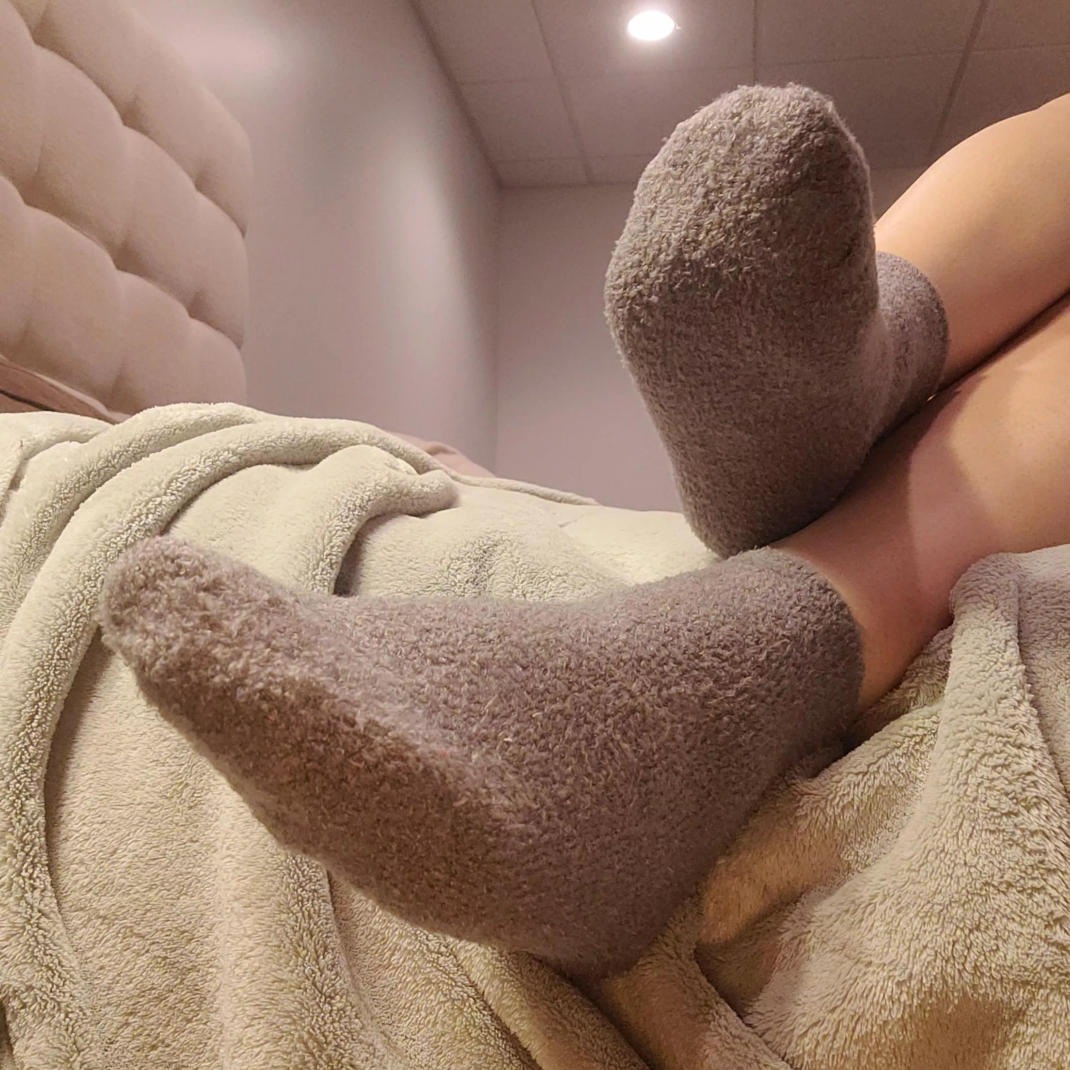 [f] I love waking up to warm sweaty socks 😘