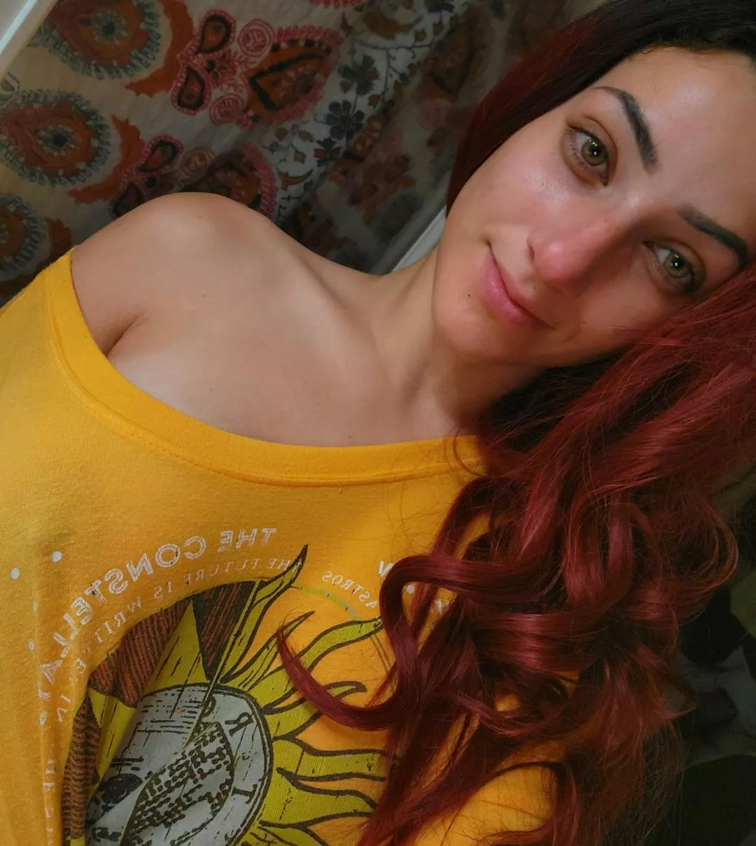 (F) just a mom relaxing at home without any make up. hope you don't mind