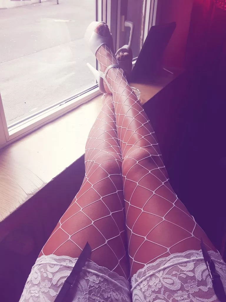 [F] Tell me what you think about my legs & high heels 🥰