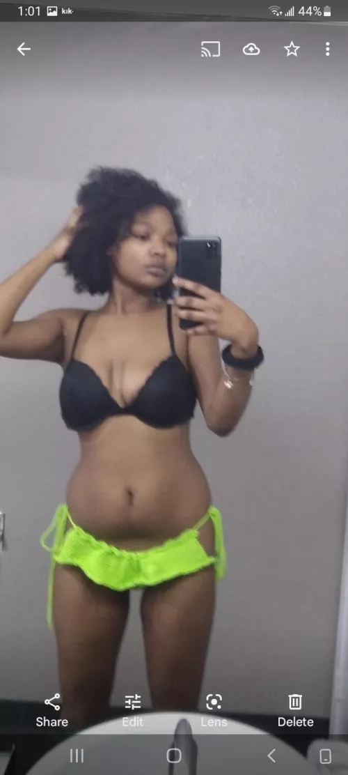 F20 Ebony Sativa Babe Down for some session and maybe more 😏 🧖‍♀️ don’t be shy pm