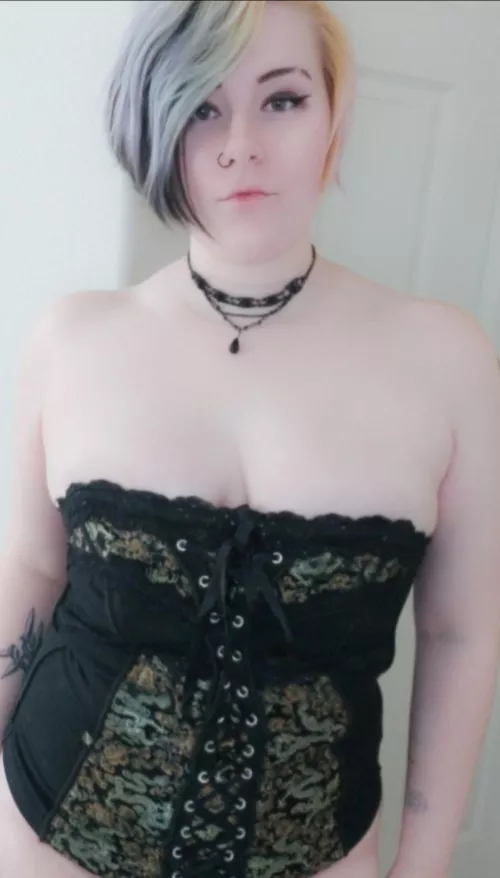 (F20) how do I look in this corset?
