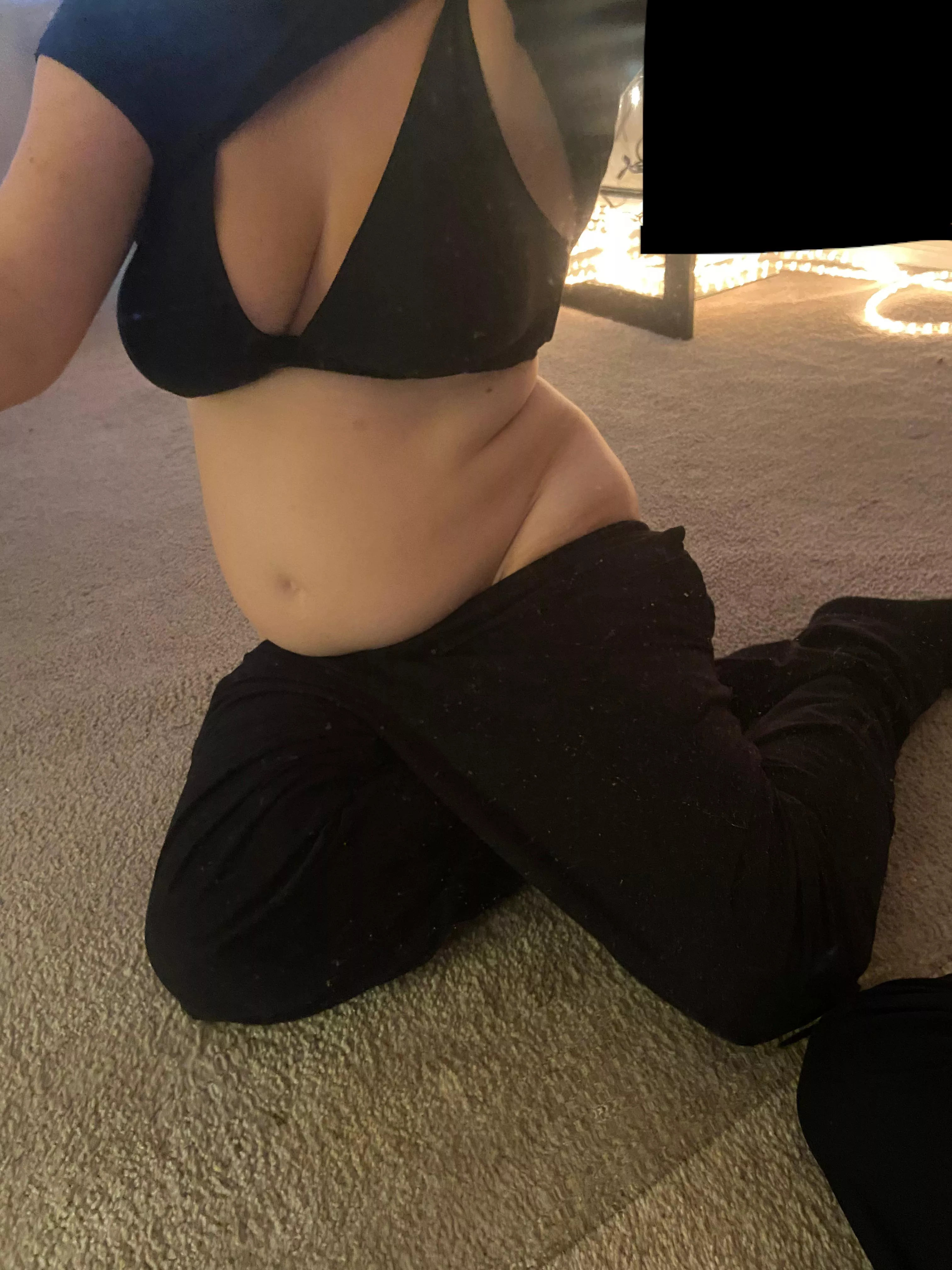 [F23] Ordered x2 usual McD’s & feeling like a bursting potbellied babe! How should I pass the time before finishing the last 2 bacon mcdoubles…?
