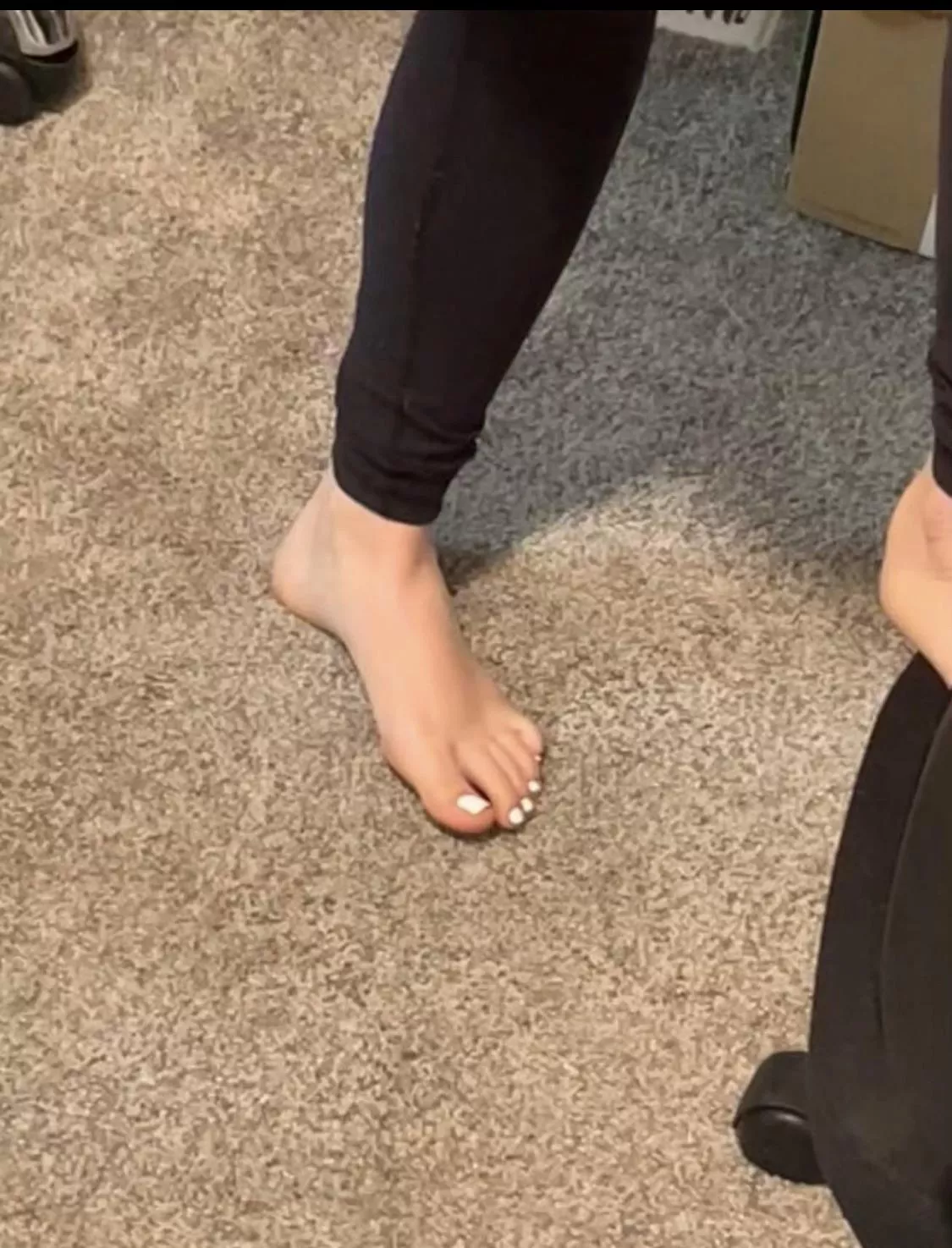 Family feet.. I’m really into my sisters feet. If you’re into family feet too let’s chat