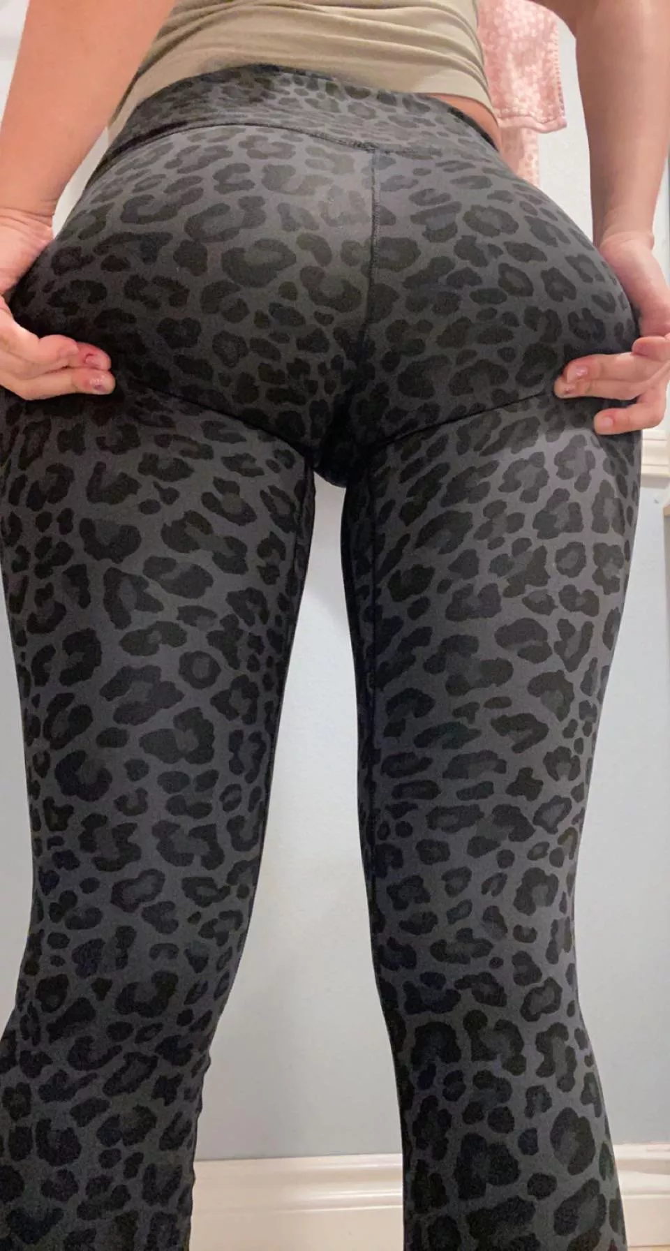 fat latina pussy in tight leopard leggings😍🤩👅💦