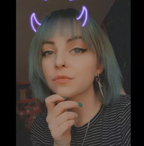 Feeding her face pics for tribs of just chatting