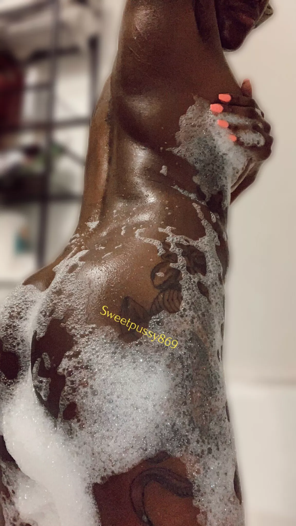 Feeling a bit lonely in the bath tub.. Do you want to join me?