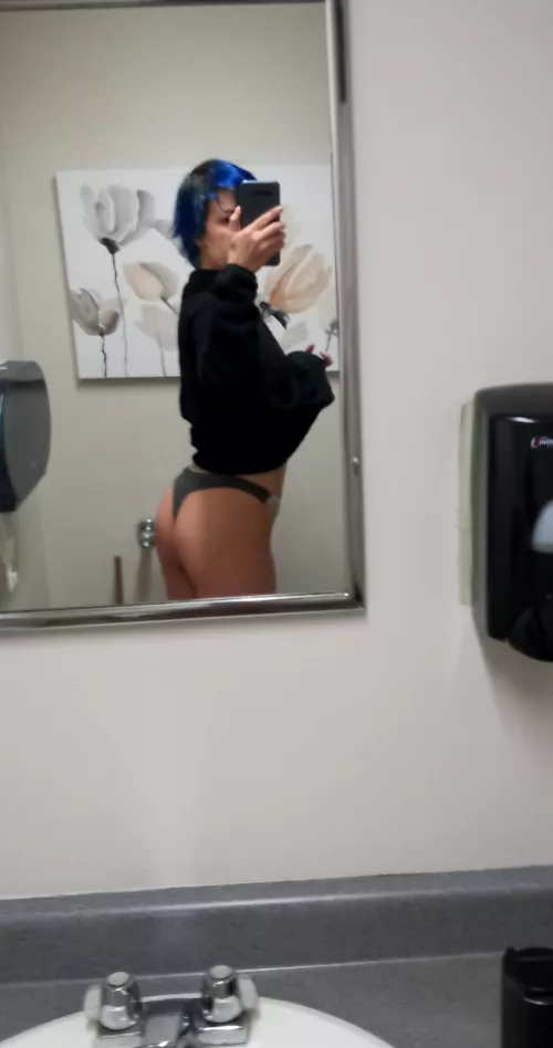 felt cute in my lil thong at work 😘