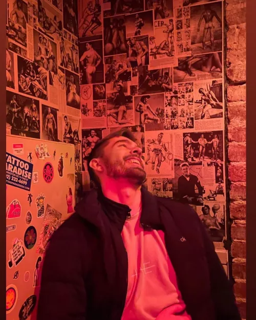 Felt v gay in this DC bathroom ๐