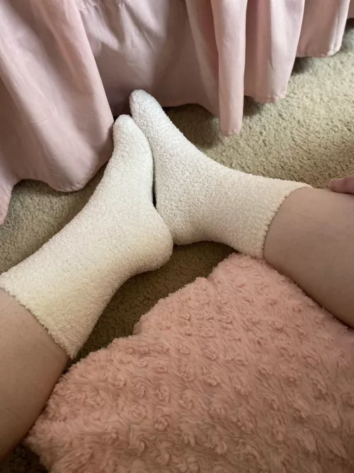 [Female] Today is not a good day 😮‍💨🥹Need to get up to the hospital- account is in negative, need to order an Uber- if anyone needs me I’m going to be buried in my blankets and in my comfy socks