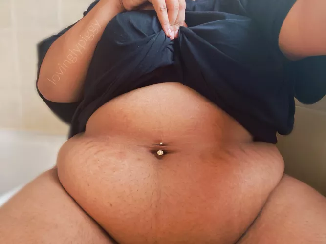 Filled my squishy belly with bagels, fruit and creamy coffee this morning 💛🐷💫