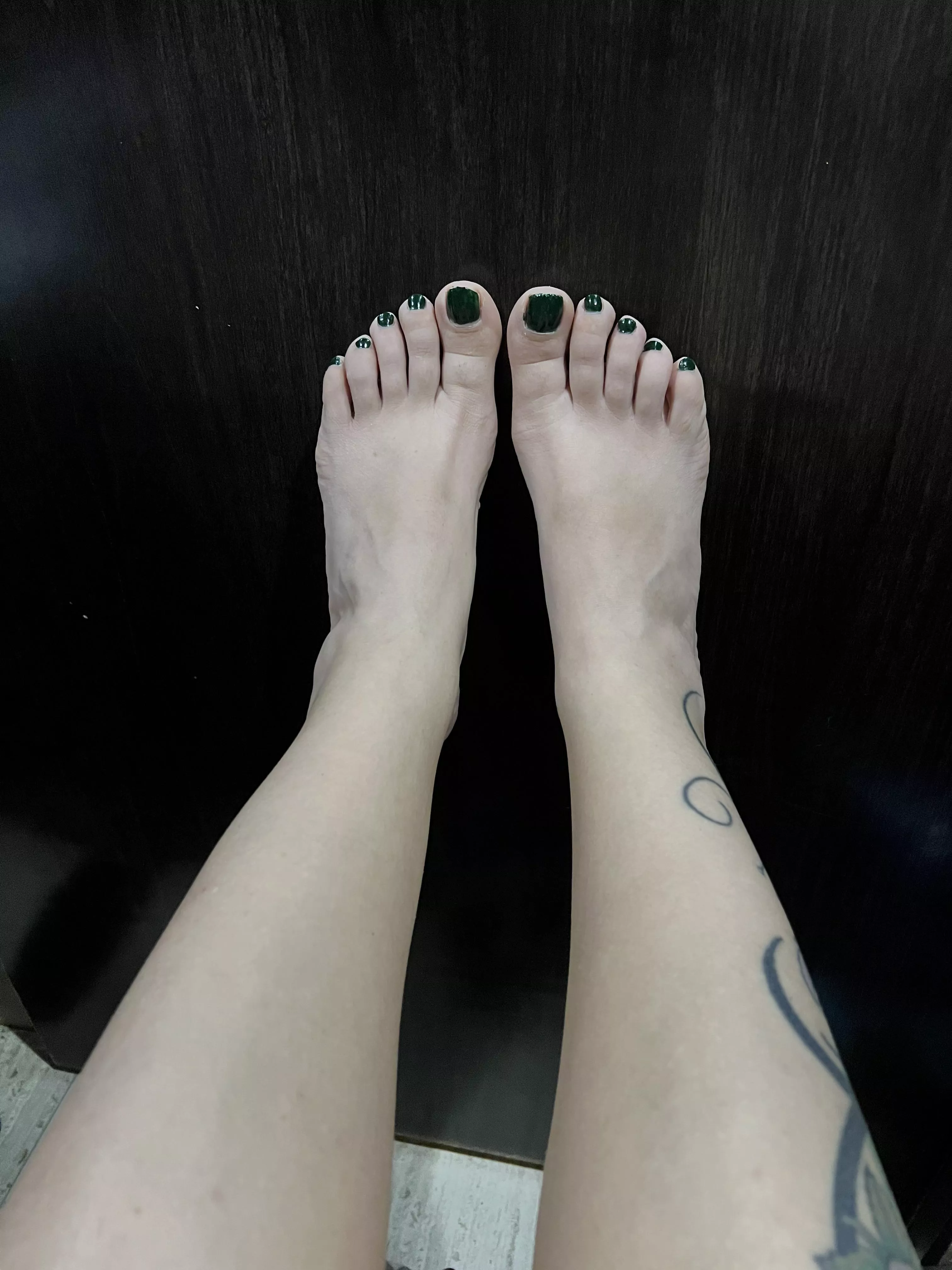 First post, someone said I have cute feet, I just painted my toe’s Slytherin green