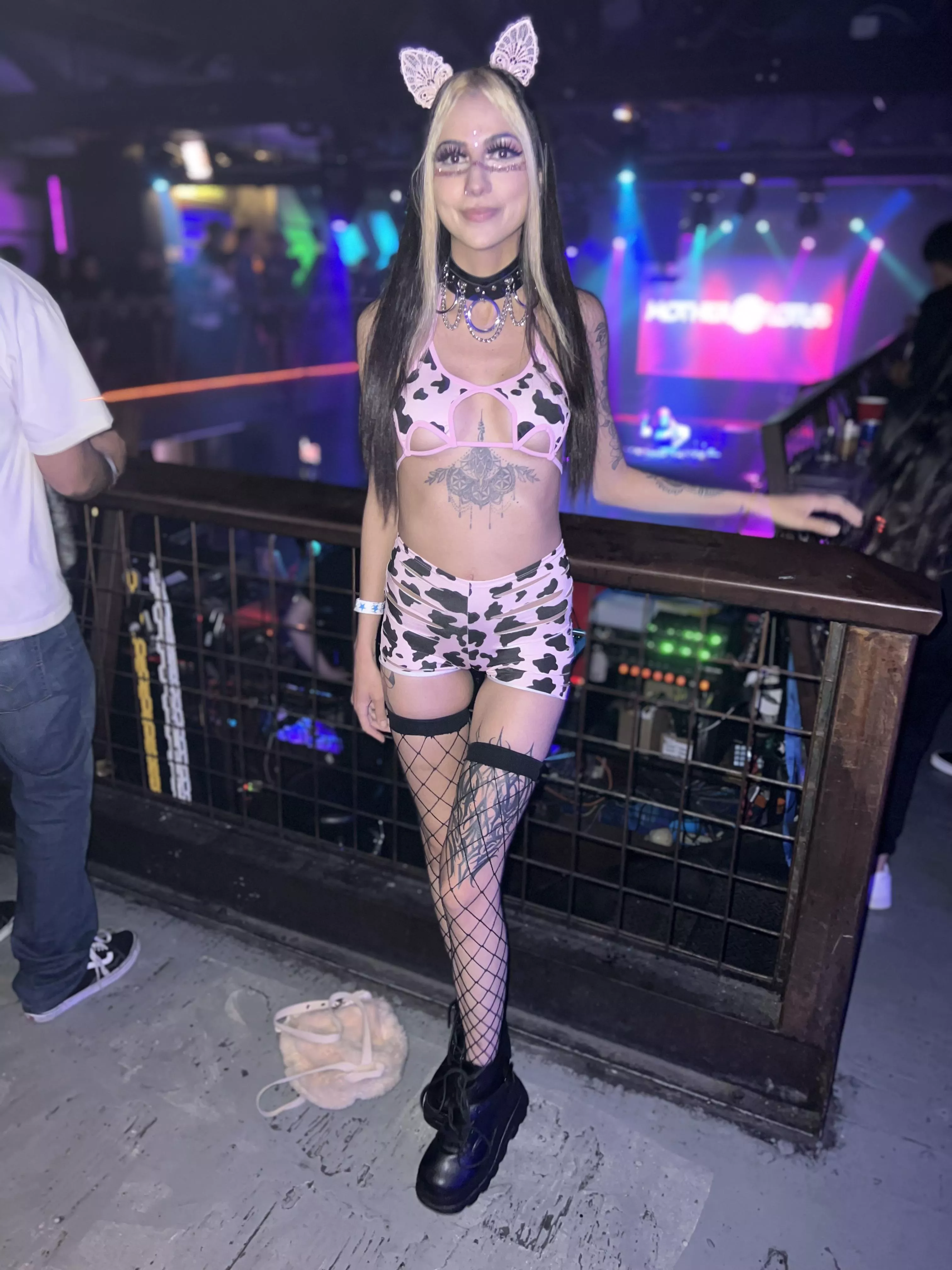 fishnet thigh highs🖤