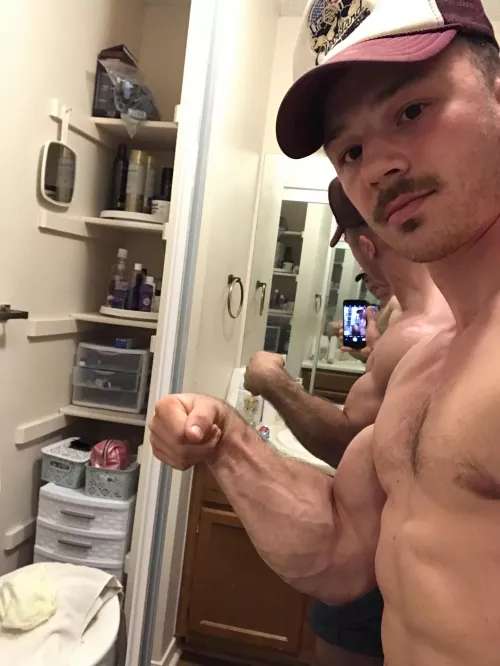 For your daily dose of forearms 💉 Happy Forearm Friday!